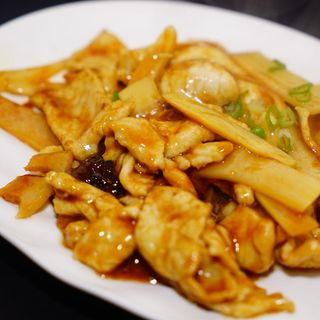 Maiale con bambù e funghi
