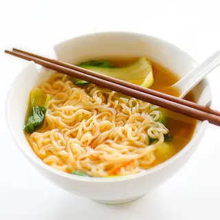 Ramen in brodo con verdure leggermente piccante