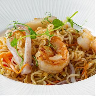 Ramen saltato con frutti di mare