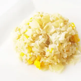 Riso con ananas e pinoli