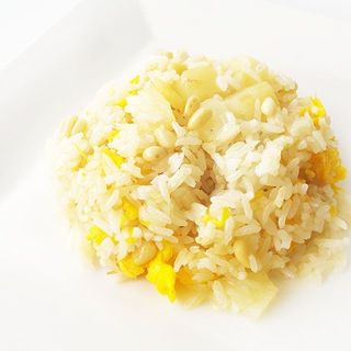 Riso con ananas e pinoli
