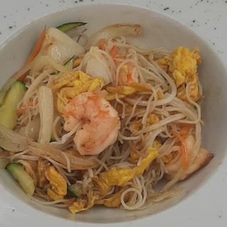 Spaghetti di riso con frutti di mare