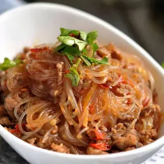 Spaghetti di soia con carne e verdure spicy