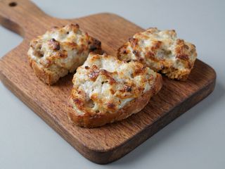 Crostini stracchino e salsiccia 