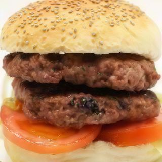 Panino con doppio hamburger di vitello.