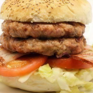 Panino con hamburger di pollo doppio e bacon