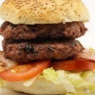 Panino con hamburger di vitello doppio e bacon