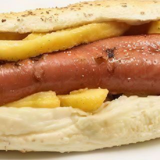 Panino con wurstel e bacon
