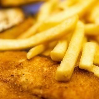 Cotoletta di pollo e patatine