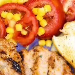 Doppio hamburger di pollo con lattuga, pomodoro e mais.