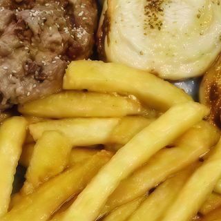 Doppio hamburger di vitello e patatine