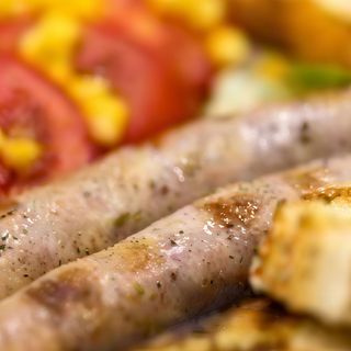 Salsiccia, lattuga, pomodoro e mais