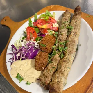 Piatto shish-kofta con verdure