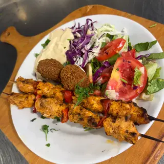 Piatto shish tawook con verdure