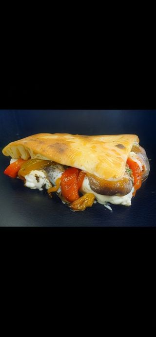 10 Acciughe vera carne mar cantabrico peperone arrostito e stracciata di burrata