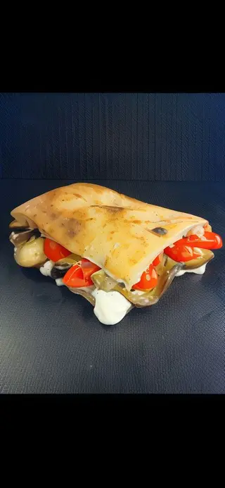13 Stracciatella di burrata melanzane, pomodorino e origano