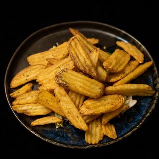 Patatine fritte con cipolla e pepe nero