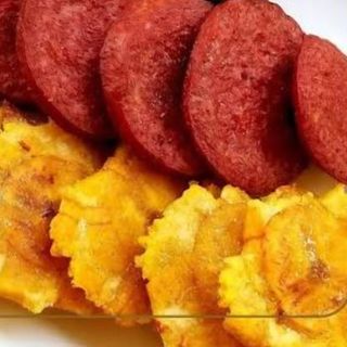 Patacones con salami