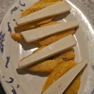 Patacones con queso