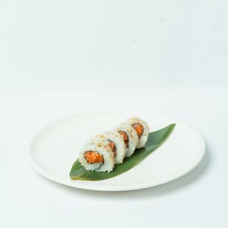 Uramaki spicy salmon roll
