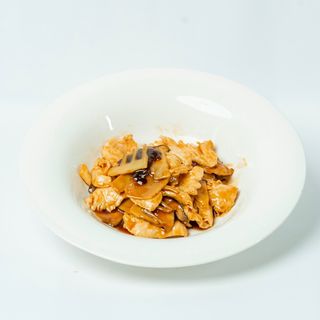 Pollo con bambù e funghi