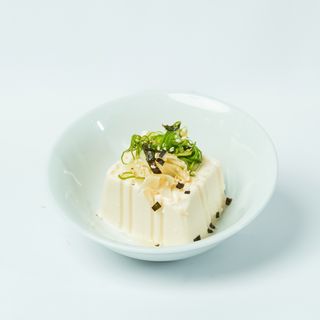 Tofu fresco con zenzero e cipolla