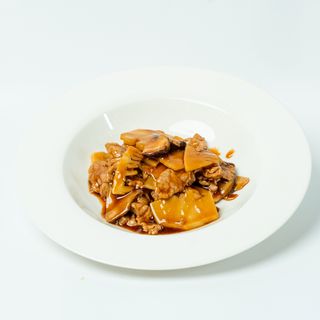 Manzo con bambù e funghi