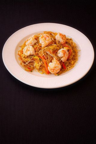 Spaghetti riso saltati con gamberi e uova