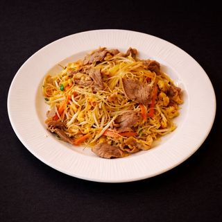 Spaghetti riso saltati con manzo e uova