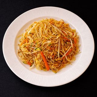 Spaghetti di soia saltati con carne macinata di...