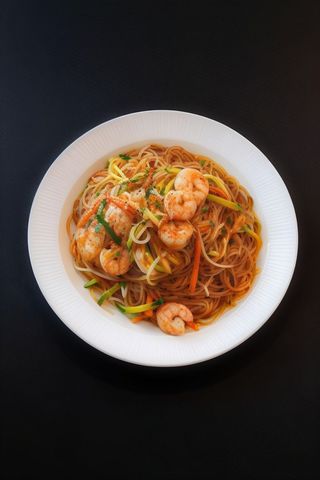 Spaghetti di soia saltati con gamberi