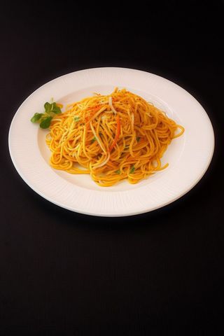Spaghetti di soia saltati con verdura