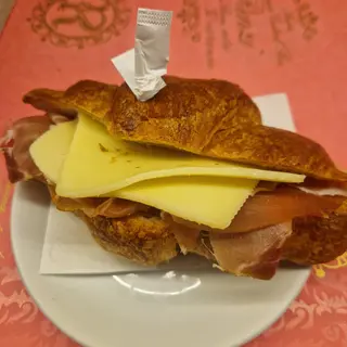 Cornetto salato con prosciutto crudo di Parma, formaggio dolce, olio EVO e lattuga