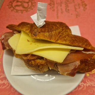 Cornetto salato con prosciutto crudo di Parma, formaggio dolce, olio EVO e lattuga