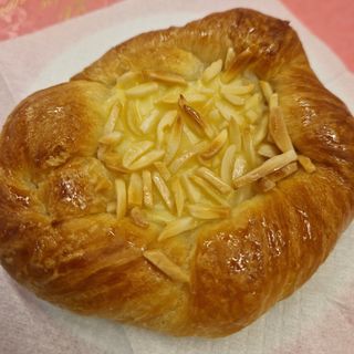 Girella con crema cotta e mandorle