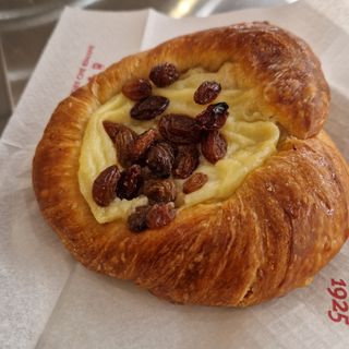 Girella con crema cotta e uvetta