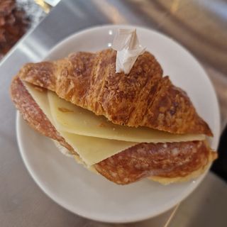 Cornetto salato con salame ungherese formaggio e lattuga
