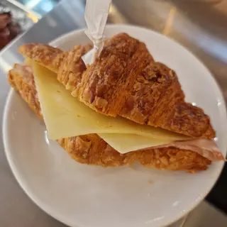 Cornetto salato con prosciutto cotto, formaggio e insalata