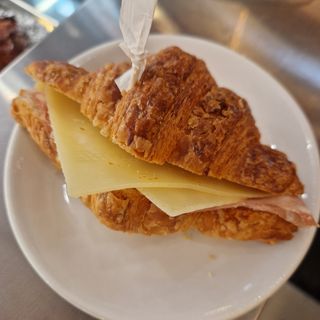Cornetto salato con prosciutto cotto, formaggio e insalata
