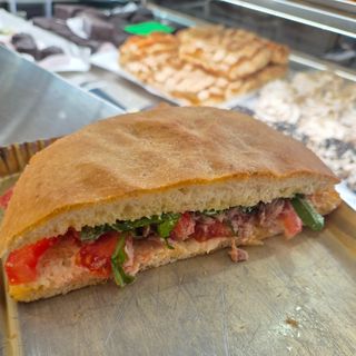 Focaccia farcita con tonno, pomodoro e maionese