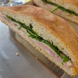 Focaccia con prosciutto cotto rucola e formaggio