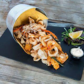 Padellata di frittura di pesce con patatine fritte