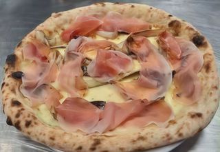 Bianca, radicchio, scamorza e speck