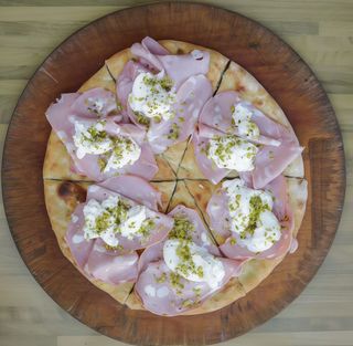 Mortadella, burrata e granella di pistacchio