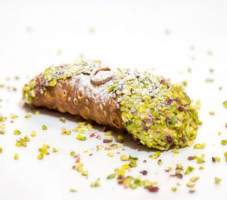 Cannoli siciliani con ricotta e granella di pistacchio