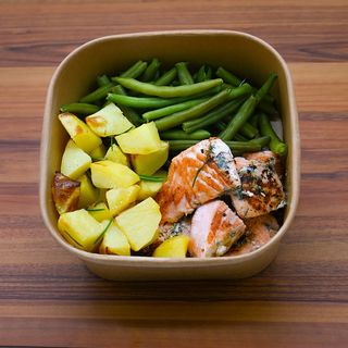 Patate al forno, salmone aromatizzato e fagiolini al vapore L