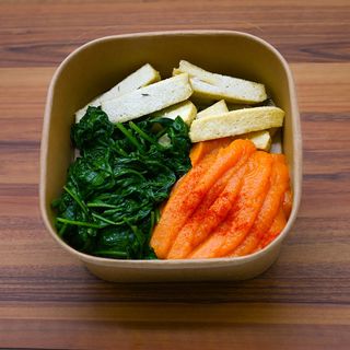 Crema di patate dolci, tofu marinato e spinaci foglia M