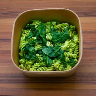 Pasta con crema di piselli e spinaci foglia M