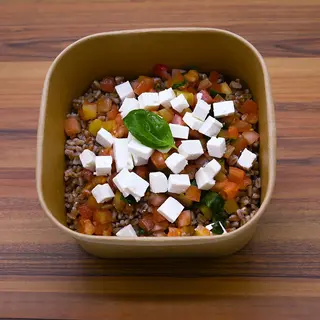 Farro freddo, feta DOP, pomodori a cubetti e basilico fresco L