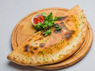 Calzone mini con pomodoro e mozzarella
